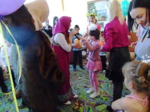 Ведущая Маша и Медведь в детском доме