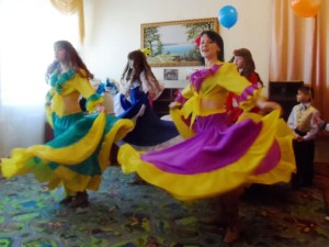 Танцевальный коллектив на празднике в детском доме