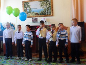 Дети поют песню для гостей