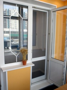Москитная дверь на балкон