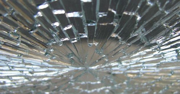 Разбитое стекло пластикового окна