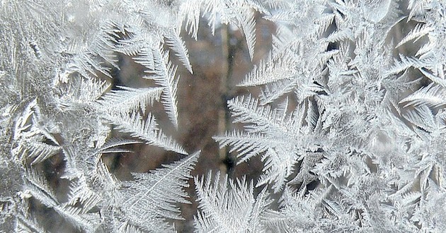 Проветривание утром и вечером — обязательное условие при эксплуатации пластиковых окон, особенно в холодное время года. Ведь именно зимой в морозы влага превращается в лёд на Вашем окне