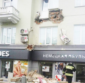 Установка пластиковых окон стала причиной падения балкона в Челябинске